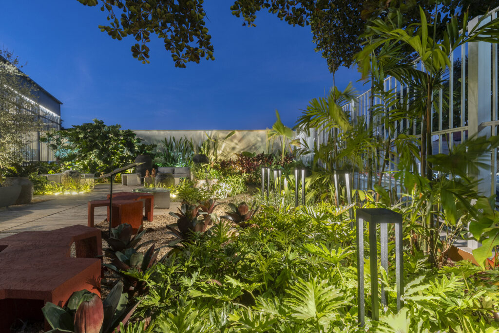 Balizador Nimus Deluxe instalado no ambiente “Essência da Terra” da CASACOR Goiás 2025.